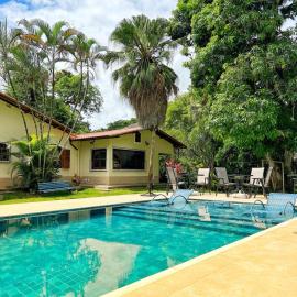 Ampla casa com piscina para família e amigos