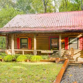 Soak in Hot Tub, Explore Outdoors: Cleveland Cabin, hotel in Cleveland