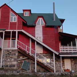 Holiday home in a beautiful ski resort Bakuriani, hotel in Itʼkhvisi
