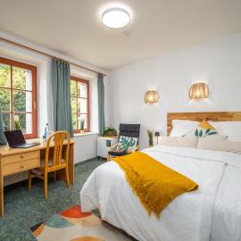 Ruhiges Zimmer mit Gartenblick & Schreibtisch