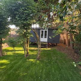 Shepherds hut in Holywell Cambridgeshire, hotel in Holywell