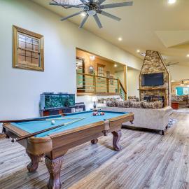 7 Mi to Big Boulder Mtn! Home w/ Pet-Friendly Yard, hotel u gradu Towamensing Trails