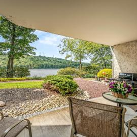 'Cobbies Cove' Lakefront Gem: Epic Views & Pool! – hotel w mieście Lake Harmony
