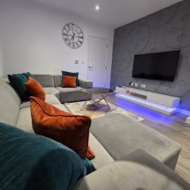 Luxurious 3 Bed & 3 Bath Hatfield House with Balcony View & Terrace Garden, hotel i Smallford Station
