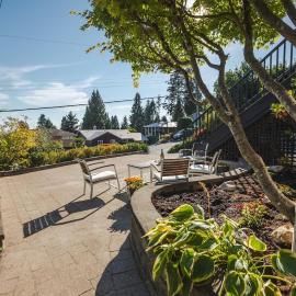 Modern Lynn Valley Retreat with Mountain and City Views, hotel in North Vancouver