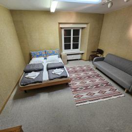 Saturn - Private Room with Private Toilet - Shared Kitchen and Shower - Chur Old Town, Hotel in Chur