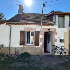 Maisonnette deux couchages, hotel en Chantenay-Saint-Imbert
