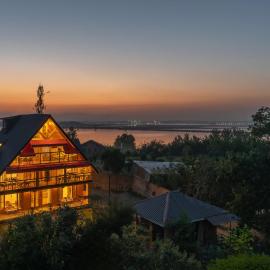 StayVista at Emaarat Chalet with BBQ & Bonfire, hotel sa Srinagar