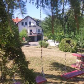 Villa Merkur Orahovica - Holiday Home with Pool and Jacuzzi، فندق في Orahovica