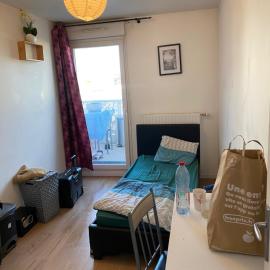 Super chambre avec bureau, hotelli kohteessa Courcouronnes