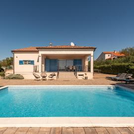 Casa Kamber with pool – hotel w mieście Tinj