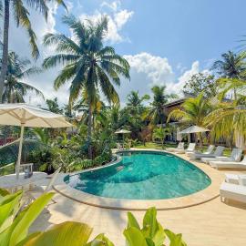 Kelingking Tropical, hotel sa batumadeg