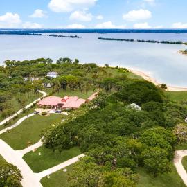 Waterfront Luxury Living with 4-BR Pool and Views, hotel in Lakewood Village