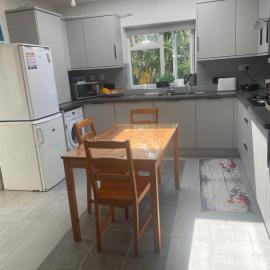 Single Bedroom with own WC&separate shower room, hotel in Enfield Lock