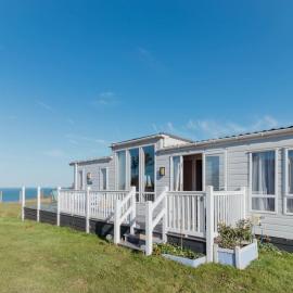The Lodge - Dog-Friendly Sea View Lodge - Pool available for Long Stays, hotel in Eastchurch