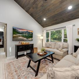 The White Lodge 4BDR Sleeps 8 with Fire Pit, Hotel in Maryville