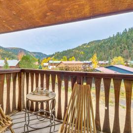 Walk to Main St! Red River Home w/ Stunning Views, hotelli kohteessa Red River