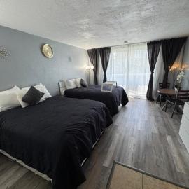 Beach Front Building Studio with Balcony Kitchen Pool Gym direct Beach Access in Sunny Isles Beach Miami, hotel in Sunny Isles Beach