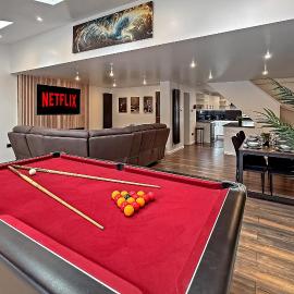 Contractors Heaven-POOL TABLE-THREE BEDROOM HOUSE WITH SEPARATE ONE BEDROOM SELF CONTAINED-Close to AIRPORT, hotel in Luton