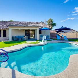 Putting Green & Pool! Peoria Home Near Sports, hotel in Peoria