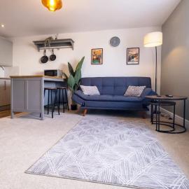 Ruskin Apartment near Bath - Free parking for 2 cars, great for professionals, contractors, relocators, hotel in Midsomer Norton