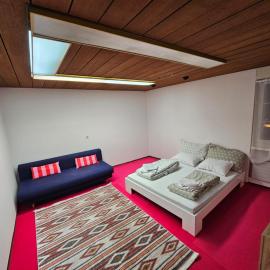 Jupiter - Private Room with Shared Kitchen Shower and Toilet - Chur Old Town, hotel en Coira