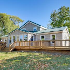 Deck & Hot Tub: Pet-Friendly Seneca Lake Home!, hotelli kohteessa Ovid