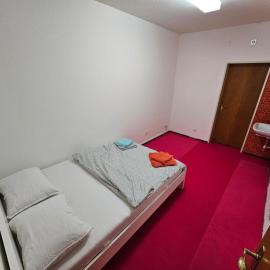 Neptune - Private Room with Shared Kitchen Shower and Toilet - Chur Old Town, Hotel in Chur