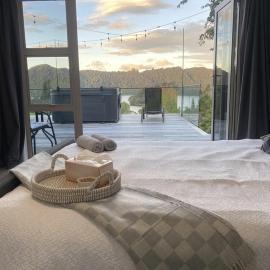 Stylish Lake Ōkāreka Retreat Views, Spa in Rotorua, hotel in Rotorua