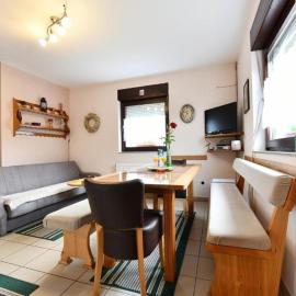 Holiday Apartment Vukovi - Three Bedroom Holiday Home With Terrace, hotel in Plitvička Jezera