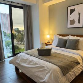 Luxury One-Bedroom City Views, Pool & AC