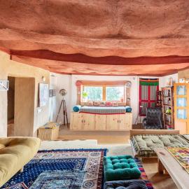 Muddy-Tales I Your cob home, hotel in Bīr