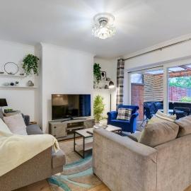 Modern 4 Bedroom House with Garden in Feltham