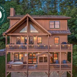 4BR Cabin with Ski Resort, Mtn Views & Hot Tub, hotel en Mars Hill