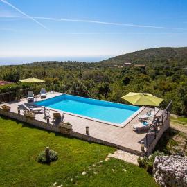 Viesnīca Elegant 4-Bedroom Villa with Private Pool and Amazing Sea Views pilsētā Skitača