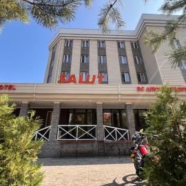 Salut Hotel