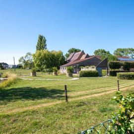 Landelijk vakantiehuis in Diksmuide met een tuin en vijver, hotelli kohteessa Diksmuide