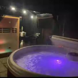 Pet Friendly Home in Chelmsford-Hot Tub-Sleeps 6, hotel in Mundon