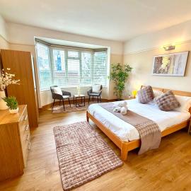 Spacious Three Bedroom in Bournemouth - 5 Mins Walk to Beach - Free Parking