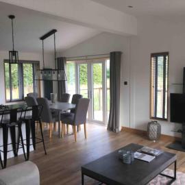 Contemporary 3 bed luxury Spa lodge with hot tub – hotel w mieście Bury St Edmunds