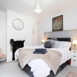 Cosy 2-Bed Home by Pink Flamingo Holdings, Perfect for Business & Groups