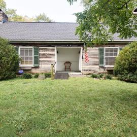 Elegant Downtown Franklin Cabin Close to Nashville, hotel v destinaci Franklin