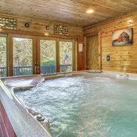 Riverfront Home w/ Hot Tub Near Killington Resort, hotel din Bridgewater