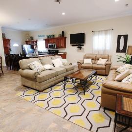 In the HEART of Knoxville3BR 2BA Sleeps 10, hotel in Knoxville