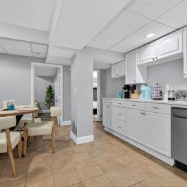 Allston 2BR | Sleeps 8 + Full Kitchen