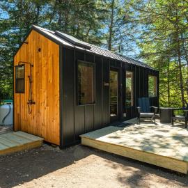 Luna Nook-Cabin with tub Queen Bed & pullout sofa, Hotel in Sullivan