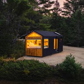Aurora Nook-Cabin with Shower & Queen Bed، فندق في Sullivan