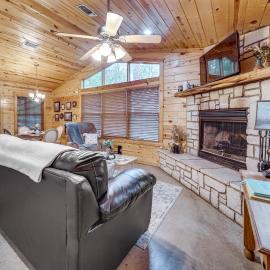 Hot Tub & Deck: Broken Bow 'Azalea House'