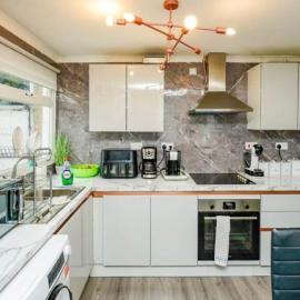 Purley Cottage - 3 Bed House with FREE Parking