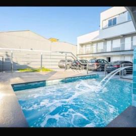 Studio c piscina e charme litorâneo 350m do mar, hotel en Piçarras